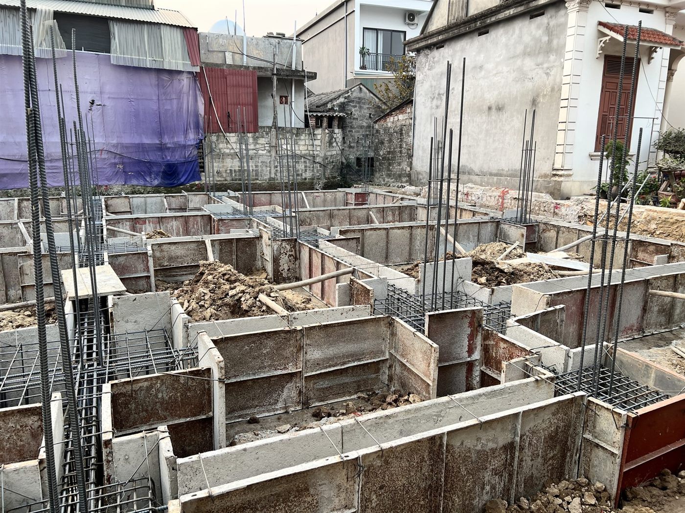Cốp pha thép giằng móng nhà dân được lắp dựng chờ đổ bê tông