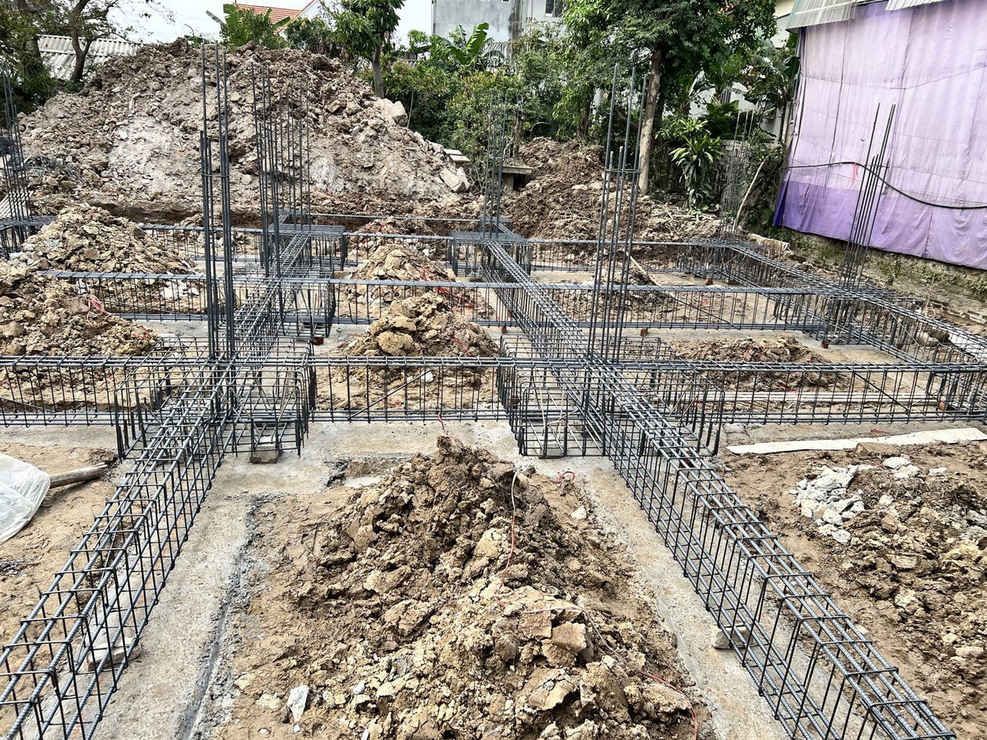 Cốt thép giằng móng nhà dân hoàn thành trước khi đổ bê tông móng