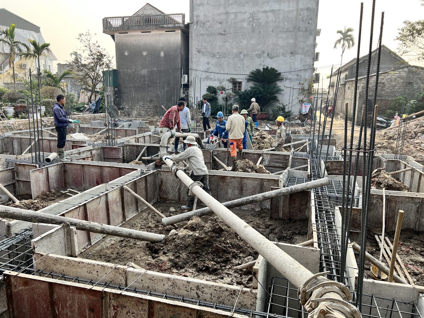 Đổ bê tông giằng móng nhà dân bằng ống bơm
