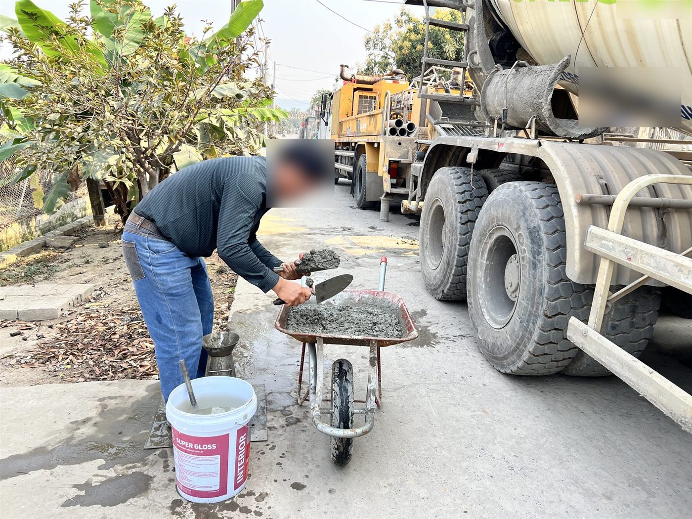 Lấy mẫu bê tông tươi để kiểm tra trước khi đổ móng