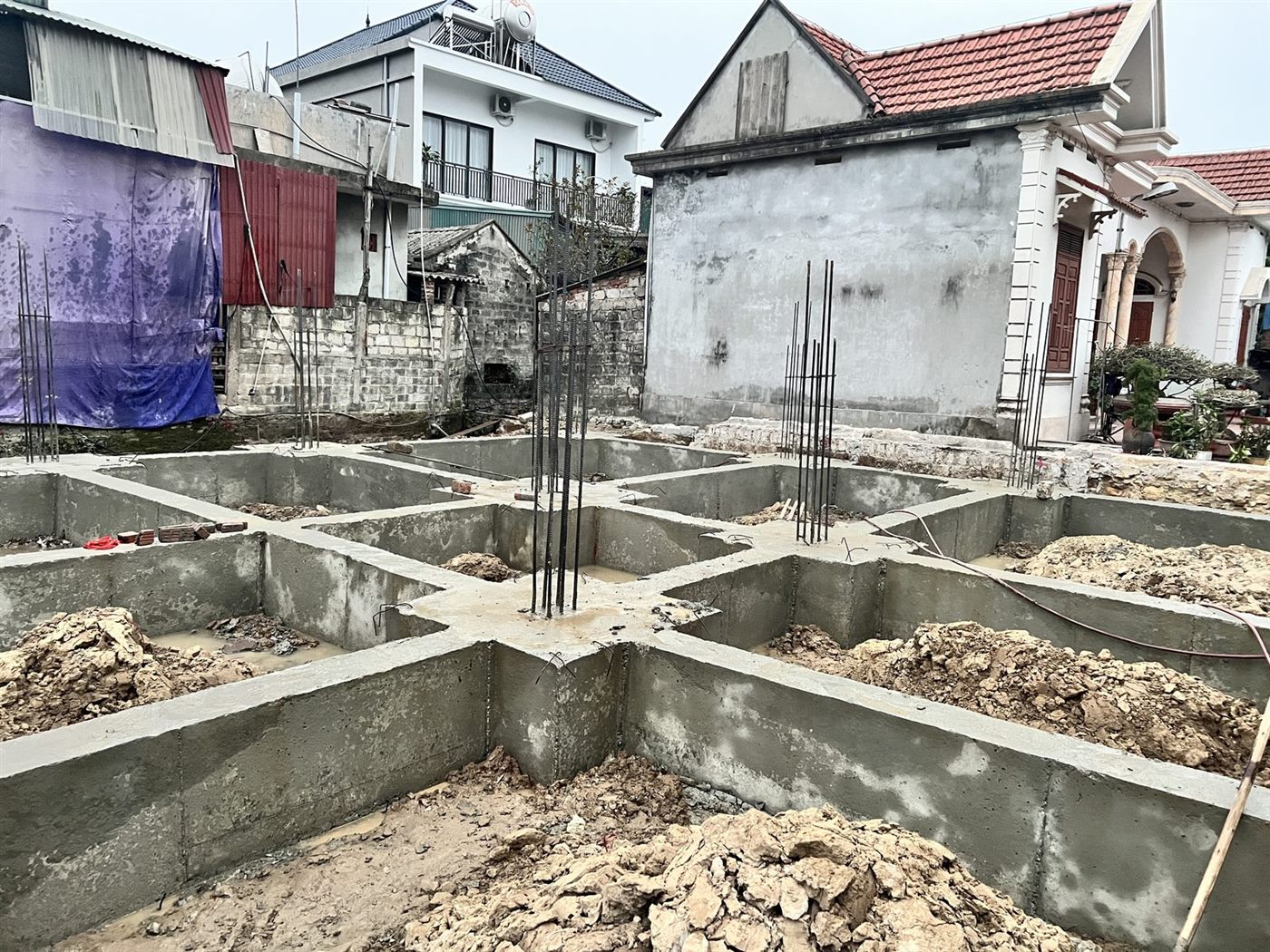 Móng băng nhà dân hoàn thành sau khi đổ bê tông và tháo cốp pha