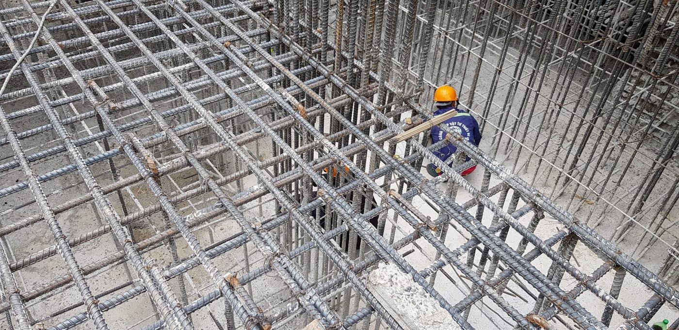 Cốt thép đài móng được lắp dựng hoàn chỉnh trước khi đổ bê tông móng
