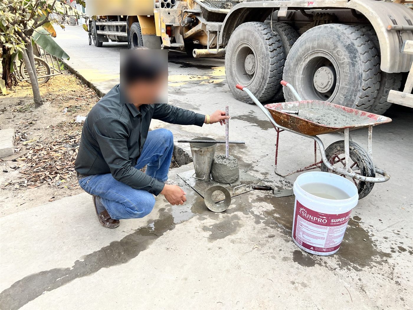 Thử độ sụt bê tông bằng côn tại công trường trước khi đổ bê tông móng