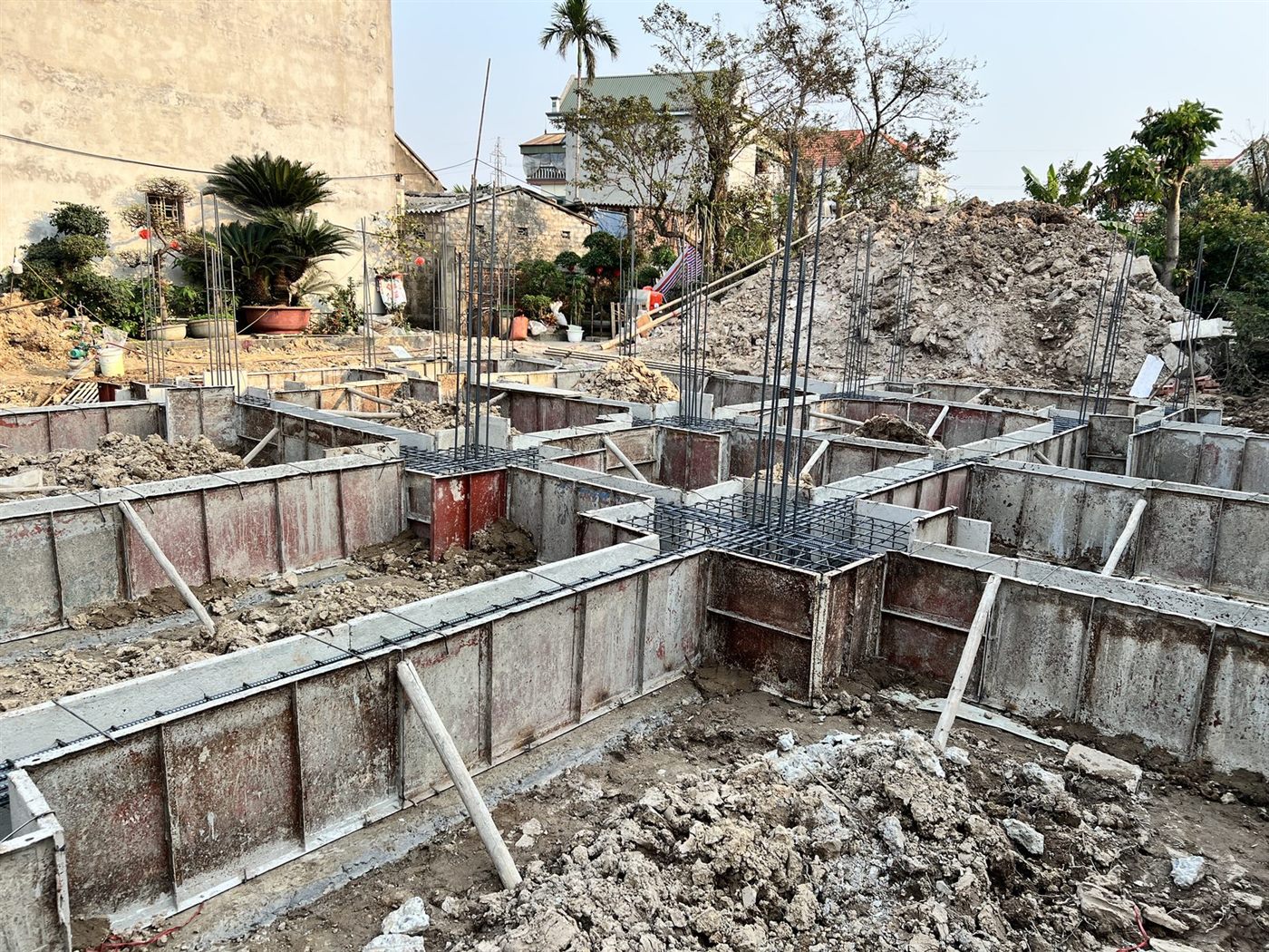 Toàn cảnh cốp pha móng băng nhà dân trước khi đổ bê tông