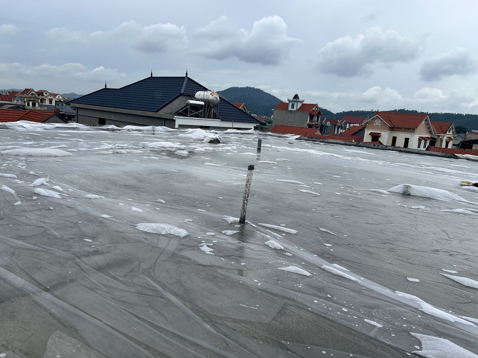 Màng phủ trải kín tới mép sàn mái bê tông