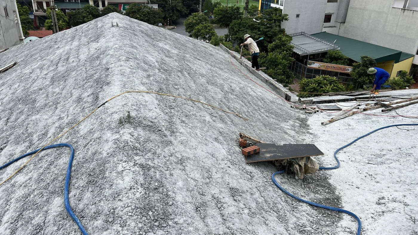 Ống nước trải sẵn trên mặt bê tông sàn mái để tưới giữ ẩm