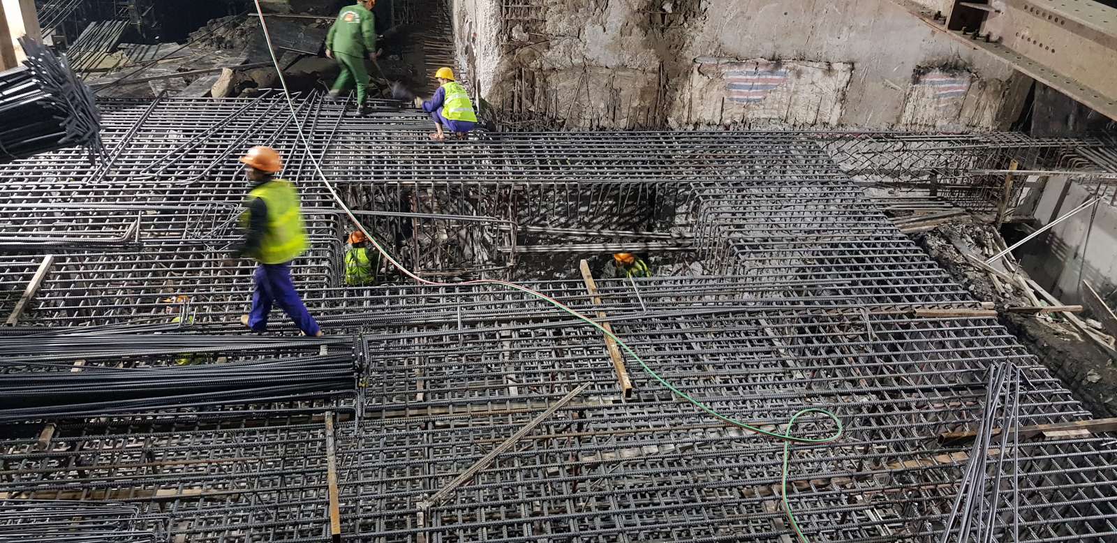 Cốt thép dầm sàn đã lắp dựng xong, chờ nghiệm thu trước khi đổ bê tông