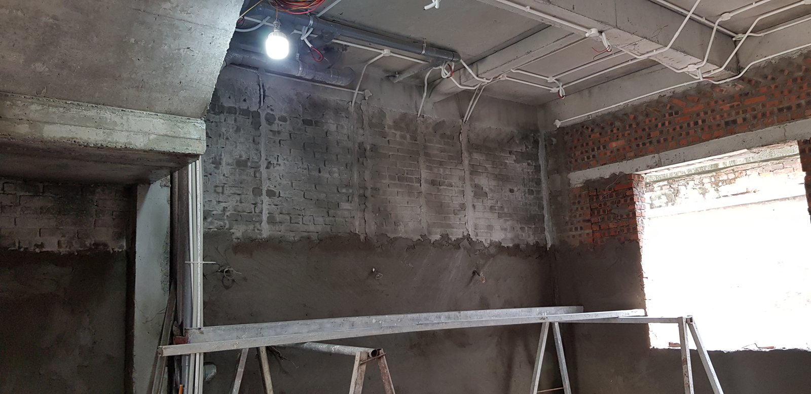 Đường ống điện nước đi nổi trên tường và trần, chờ nghiệm thu trước khi trát che kín