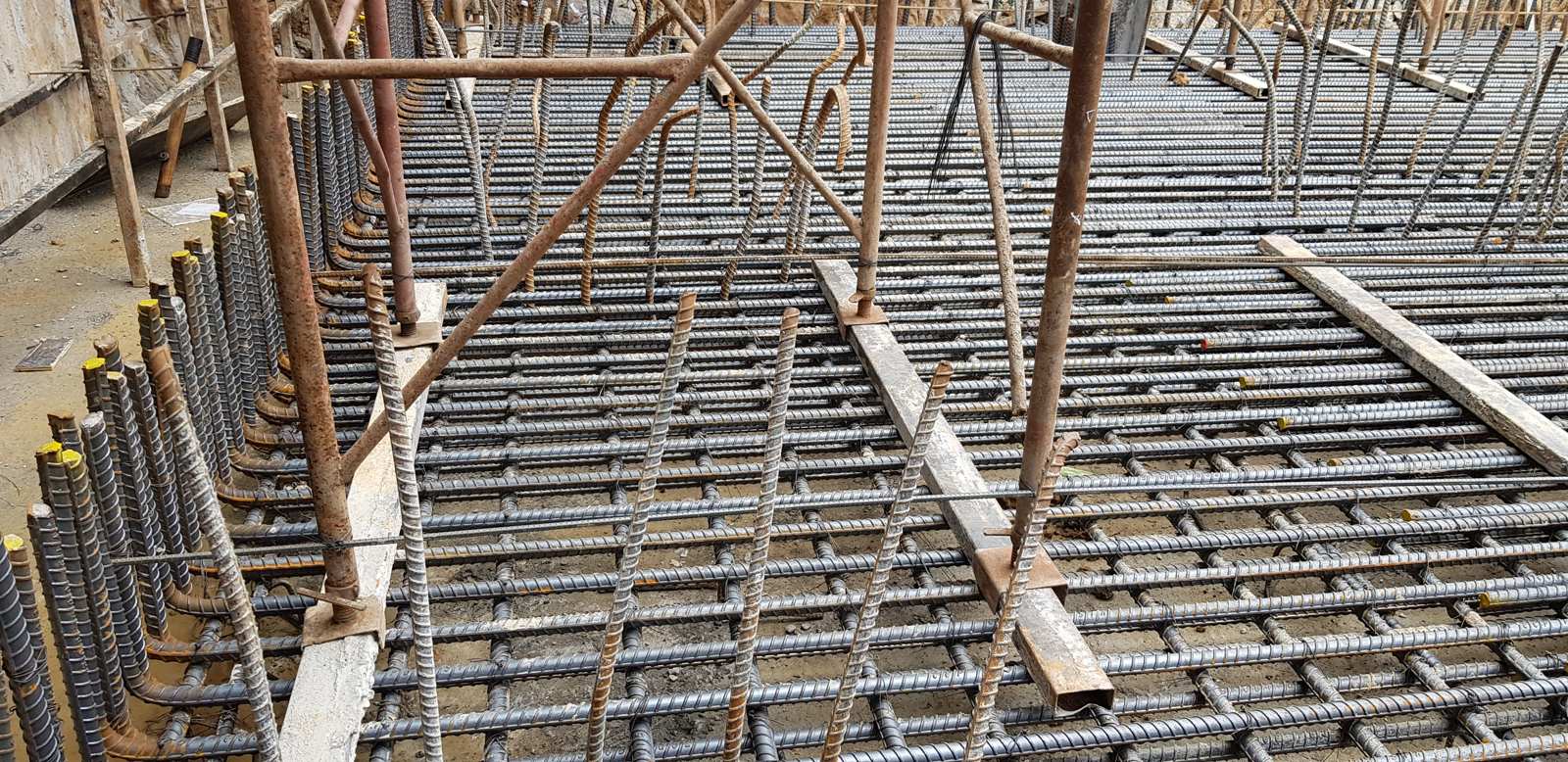 Cốt thép móng đã lắp dựng, chờ nghiệm thu phần che khuất trước khi đổ bê tông
