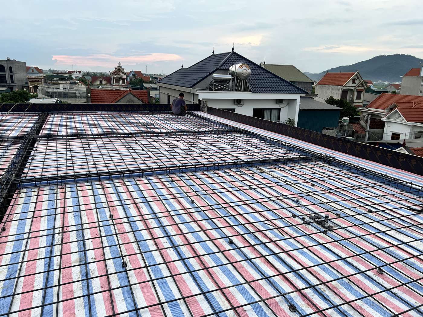 Con kê rải đều trên mặt sàn mái nhà dân trước khi đổ bê tông