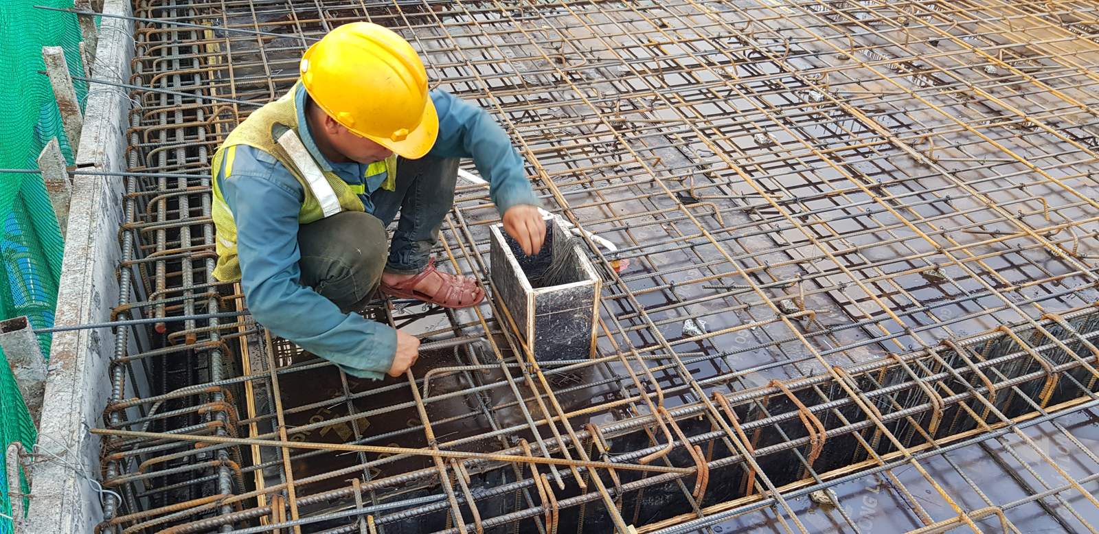 Hộp kỹ thuật đặt sẵn giữa hai lớp lưới thép sàn trước khi đổ bê tông