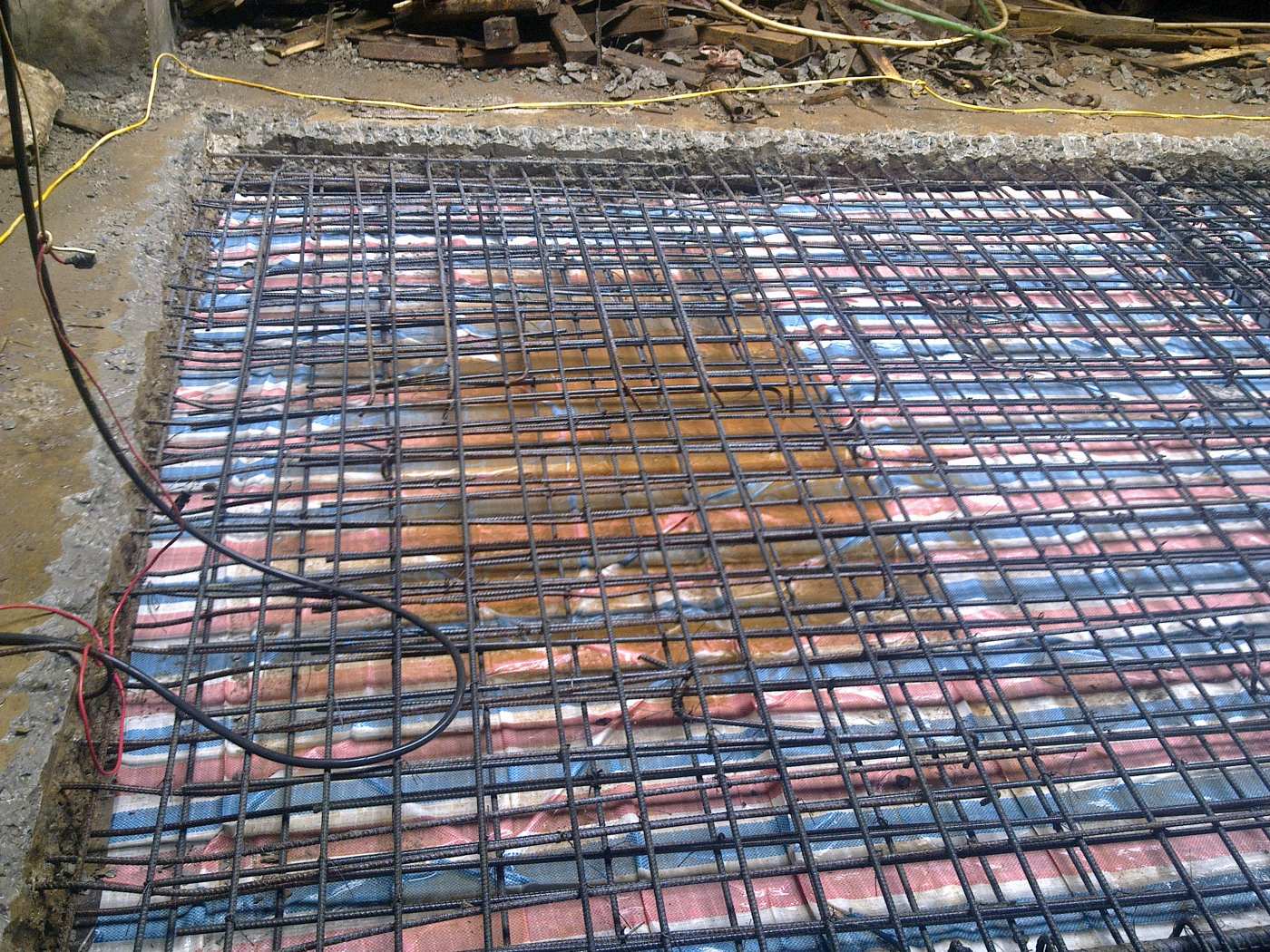 Lưới thép móng một ngôi nhà dân đặt trên lớp lót, chờ nghiệm thu trước khi đổ bê tông