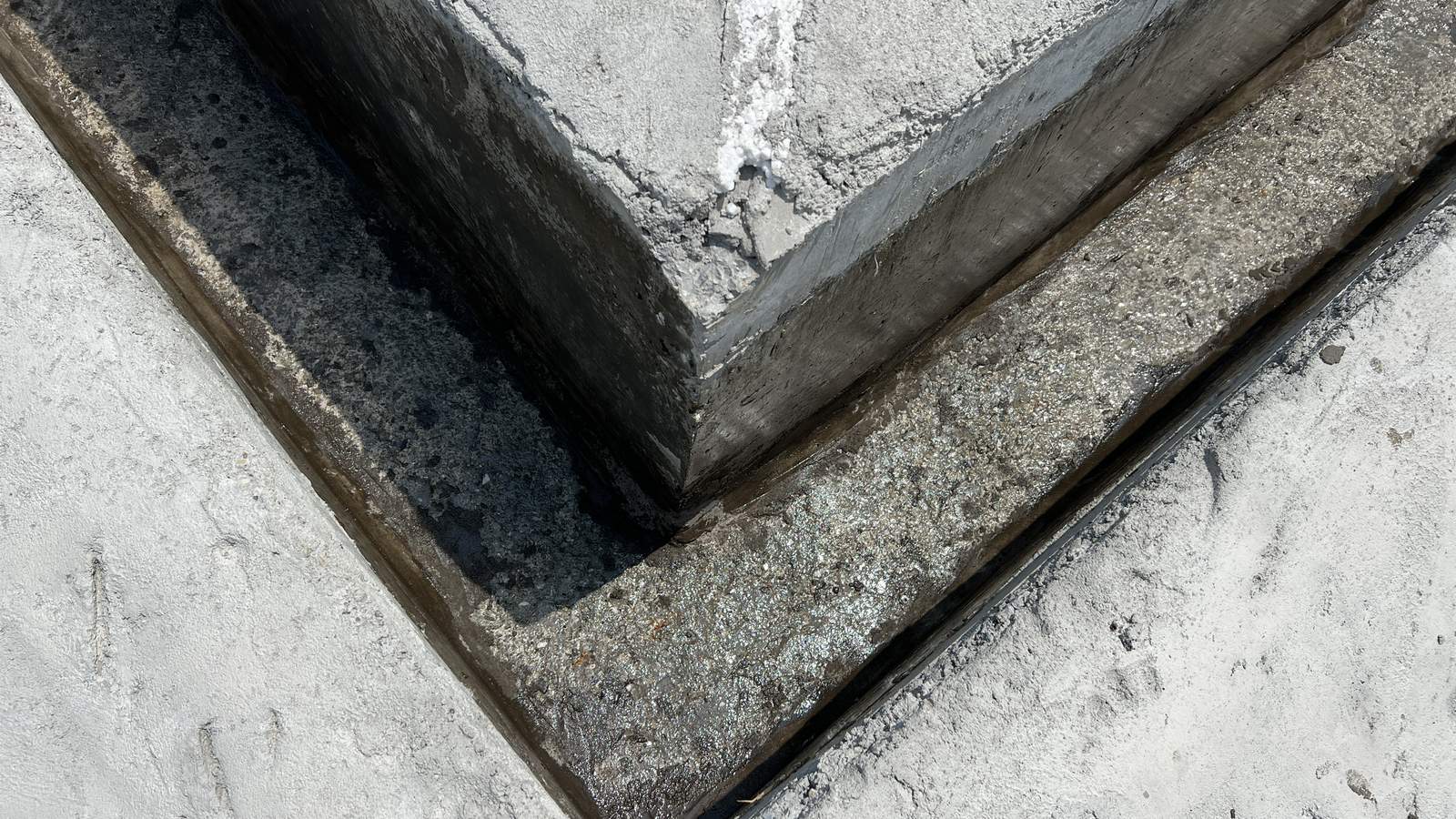 Góc sê nô đã được phủ lớp chống thấm sẫm màu liên tục qua cả hai giao tuyến