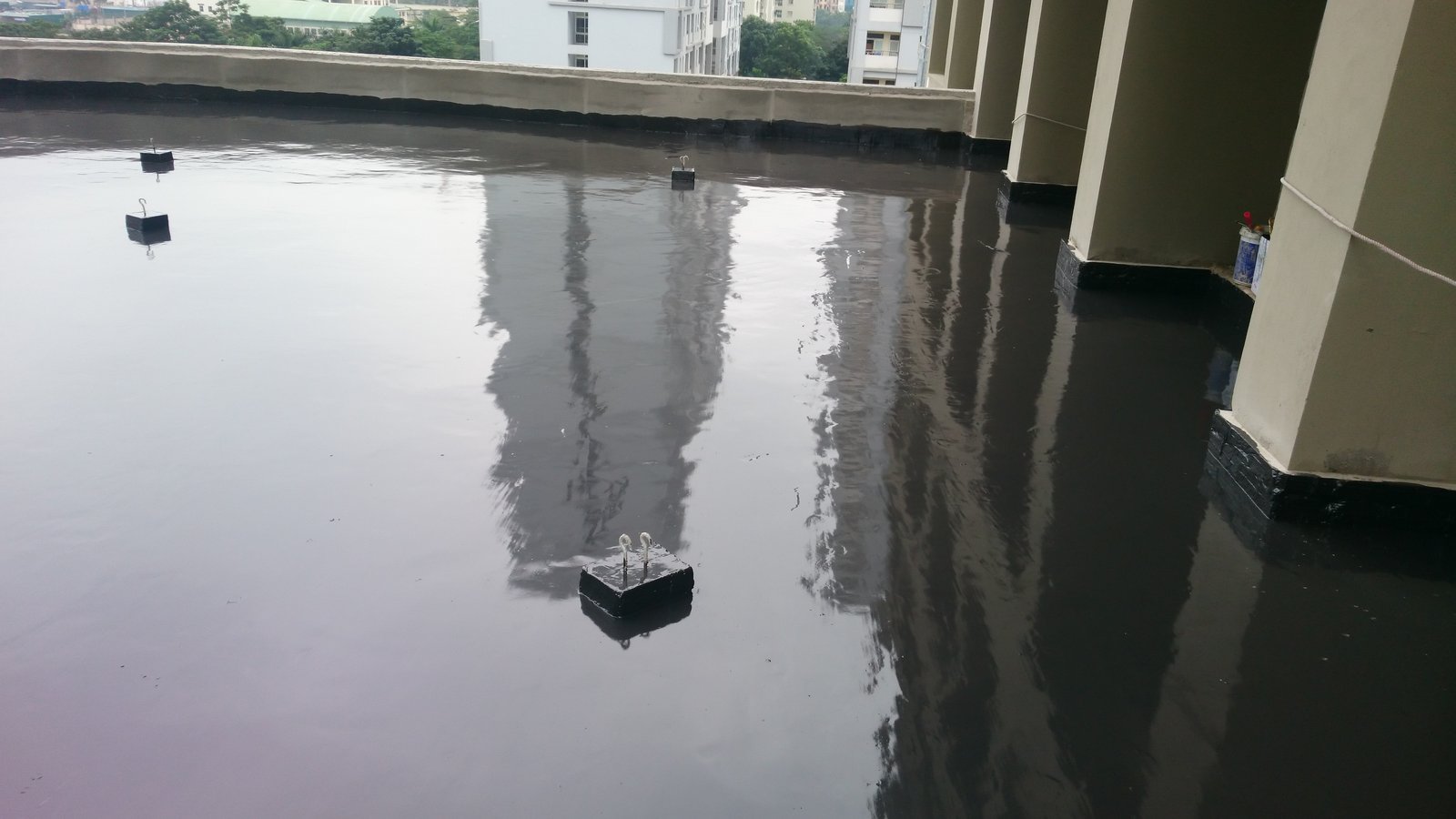 Mặt sàn đã chống thấm đang được ngâm nước để nghiệm thu, mực nước phủ kín toàn bộ diện tích