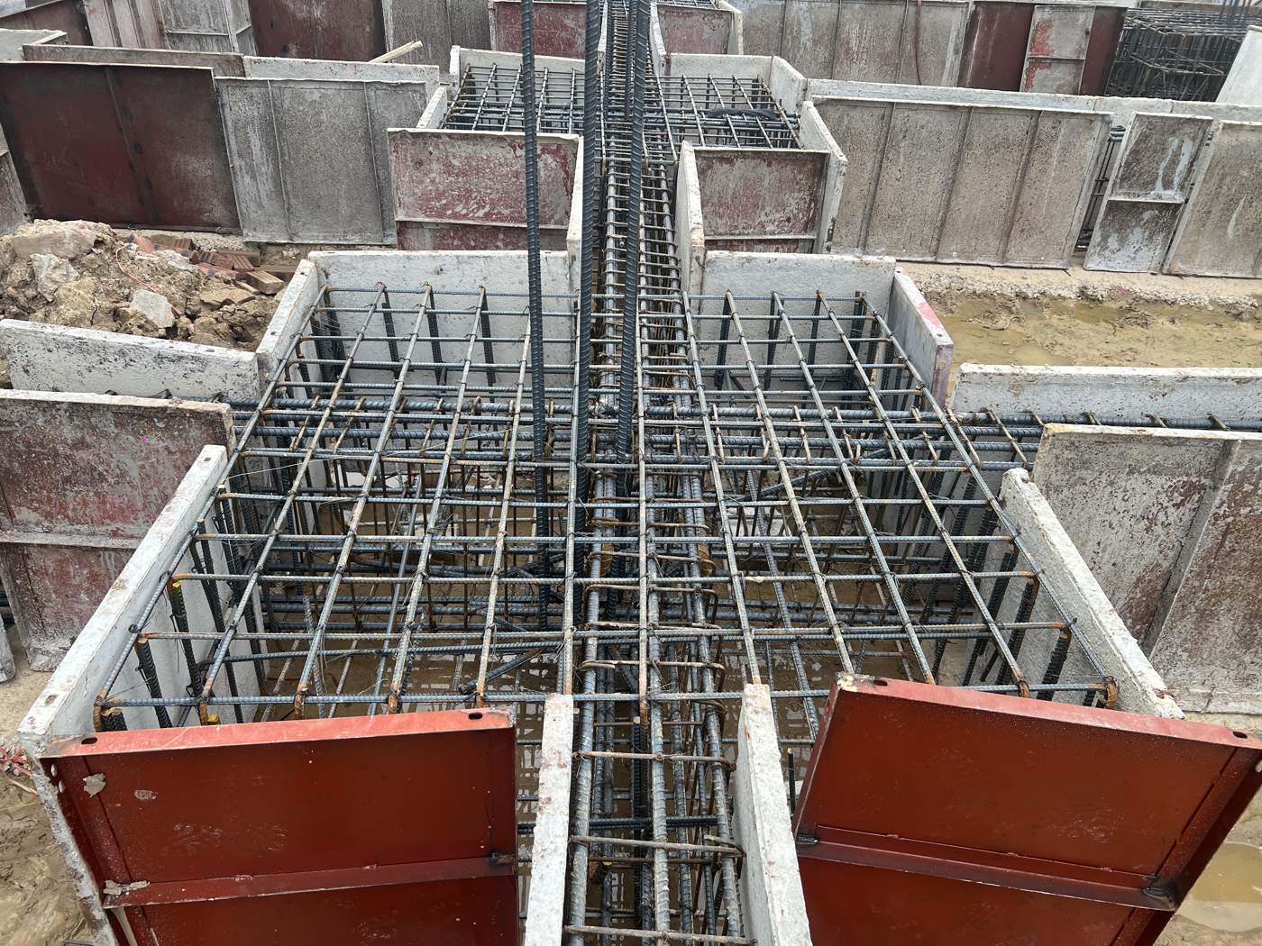 Cốt thép và cốp pha đài móng nhà dân đã lắp dựng xong, chờ đổ bê tông móng