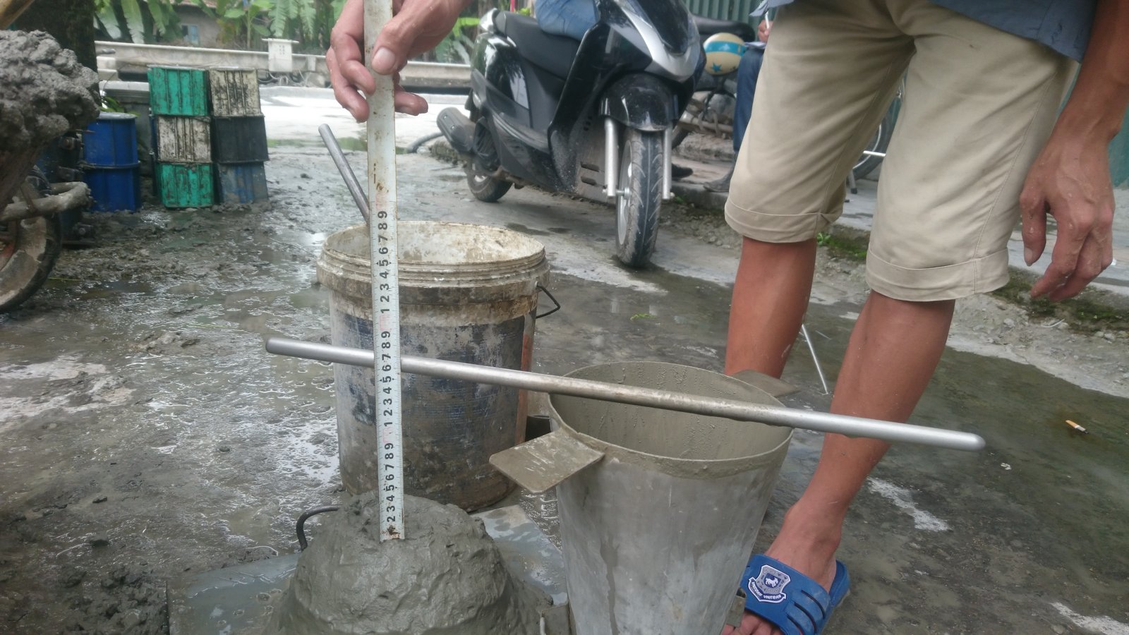 Thử độ sụt bê tông trước khi đổ móng nhà dân bằng côn tiêu chuẩn và thước đo