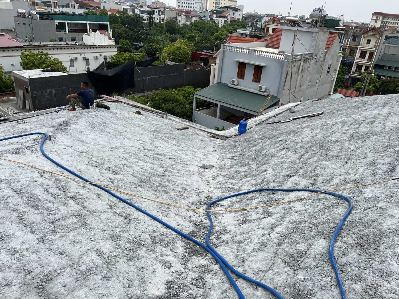 Tưới nước bảo dưỡng bê tông sau khi đổ, ống nước trải trên mặt bê tông