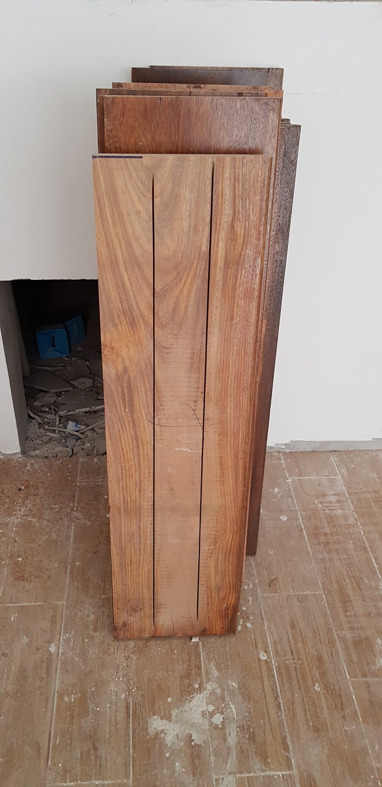 Các cánh cửa gỗ đã gia công tập kết trong nhà, chờ lắp đặt