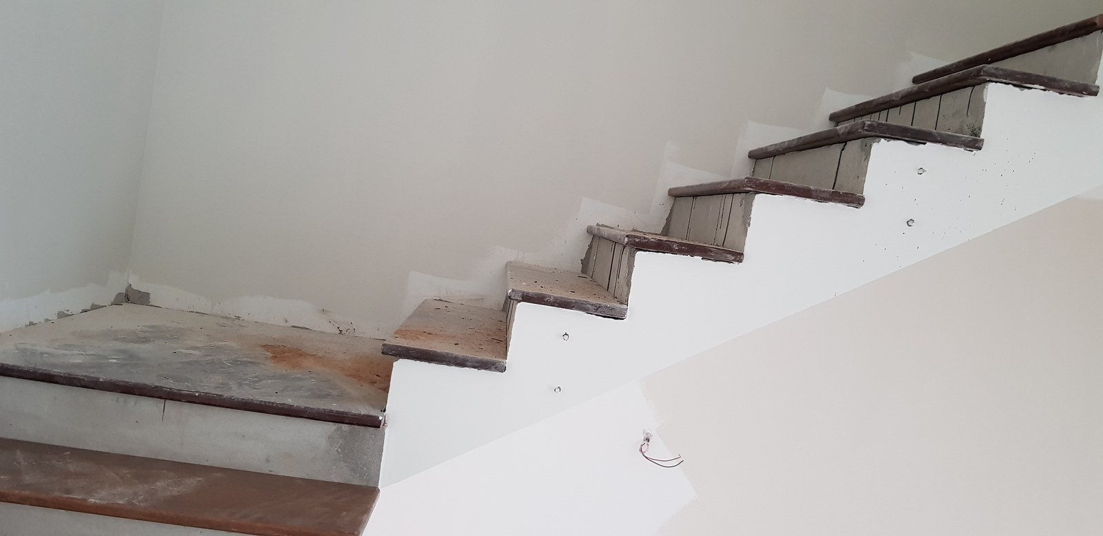Cầu thang bê tông đang trong quá trình hoàn thiện, phần bậc chưa ốp lát