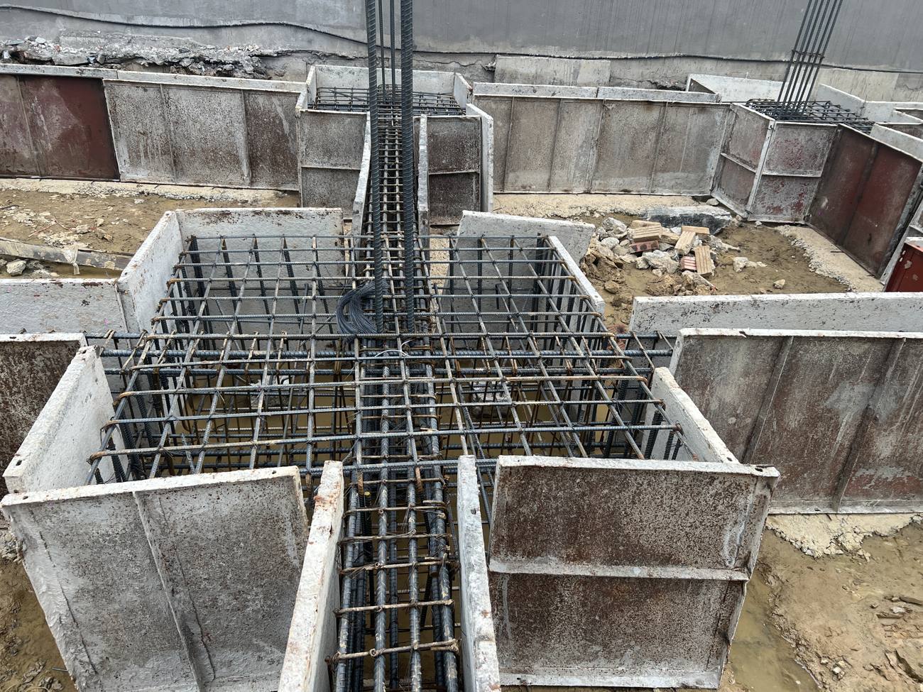 Cốt thép đài móng và giằng móng đã lắp dựng trong hệ cốp pha thép, chờ nghiệm thu trước khi đổ bê tông
