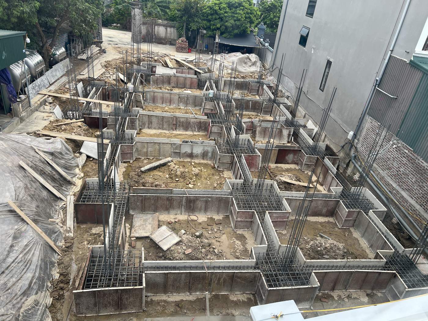 Toàn cảnh hệ cốp pha đài móng và giằng móng của một ngôi nhà dân, chụp từ trên cao trước khi đổ bê tông