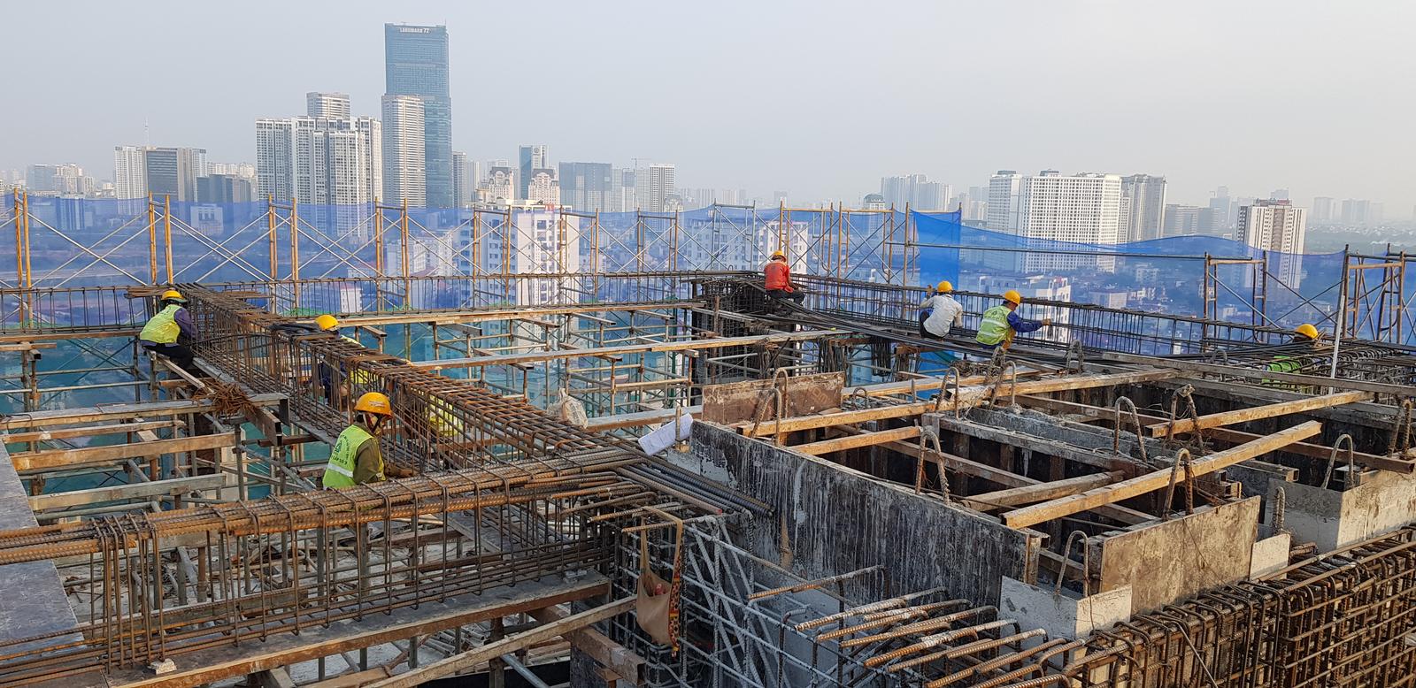 Công nhân đang lắp dựng cốt thép dầm và cốp pha sàn trước khi đổ bê tông
