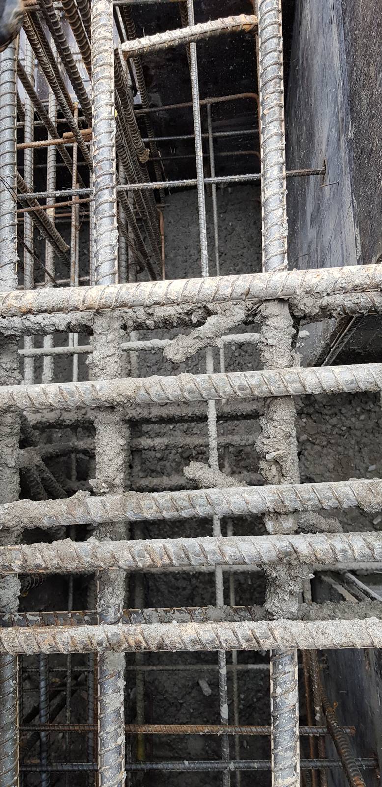 Cận cảnh nút giao cốt thép dầm và cột đã buộc xong chờ nghiệm thu trước khi đổ bê tông