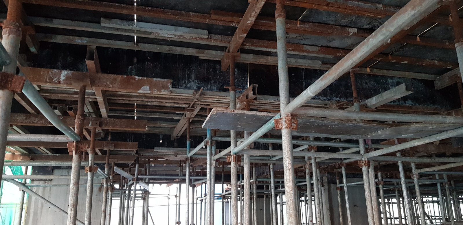 Nhìn từ dưới lên hệ giáo và cây chống thép cùng xà gồ gỗ đỡ đáy cốp pha sàn, các thanh giằng ngang và giằng chéo liên kết các cây chống
