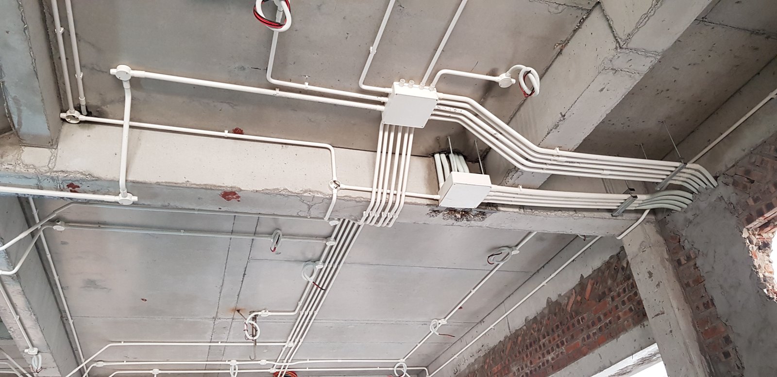 Hộp nối dây có nắp đậy gắn trên trần, các nhánh ống luồn quy tụ về hộp