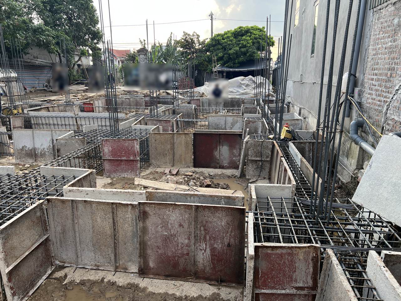 Toàn cảnh hệ đài móng và giằng móng nhà dân đã lắp thép và ghép cốp pha thép định hình, thép chờ cột dựng đứng