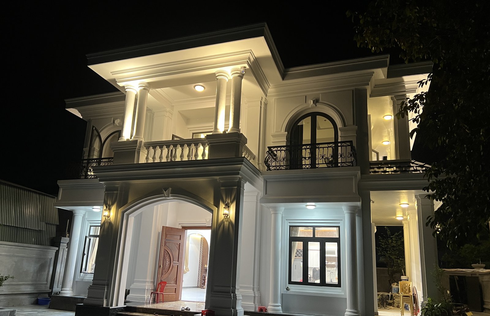 Mặt tiền nhà dân đã sơn hoàn thiện, chụp buổi tối dưới ánh đèn trang trí