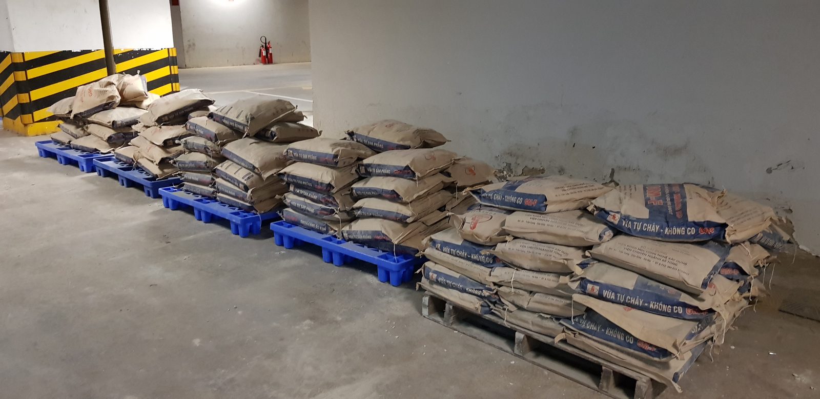 Bao vật liệu dạng bột được kê trên pallet nhựa và pallet gỗ, để nơi khô ráo tránh ẩm