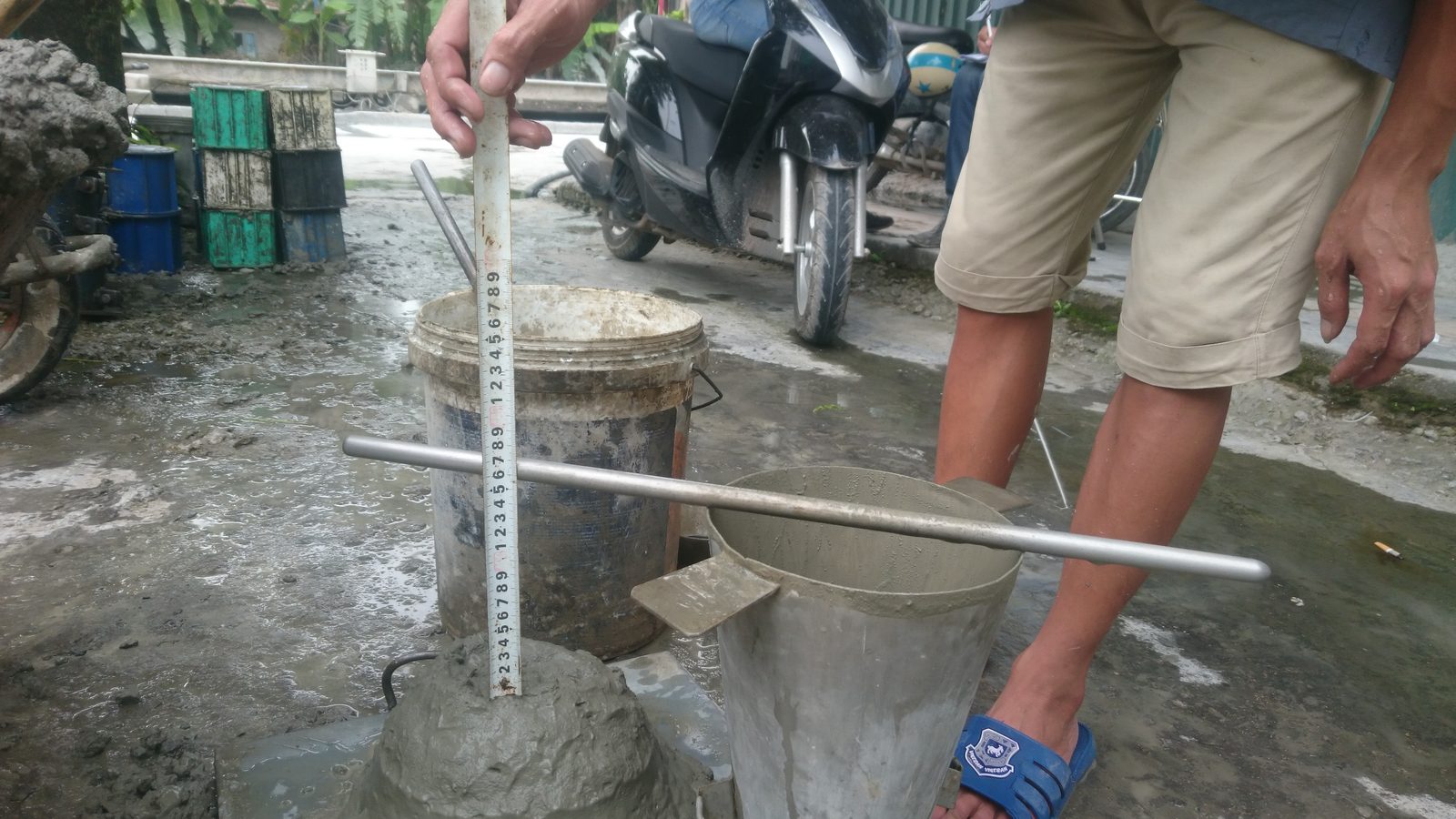 Đo độ sụt bê tông: thanh thép gác ngang miệng côn úp ngược, thước dựng đứng đo khoảng cách xuống đỉnh khối bê tông