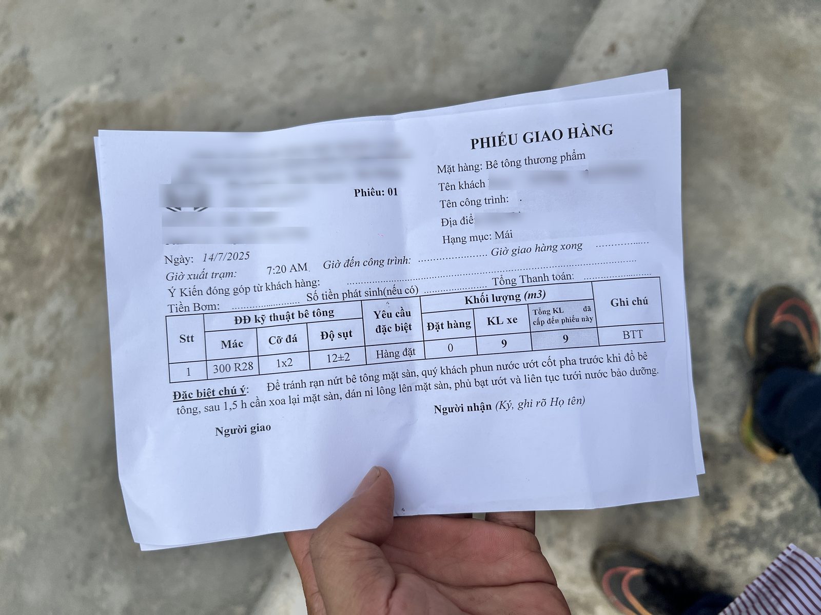 Phiếu giao hàng bê tông thương phẩm với bảng ghi mác, cỡ đá, độ sụt, khối lượng xe và giờ xuất trạm