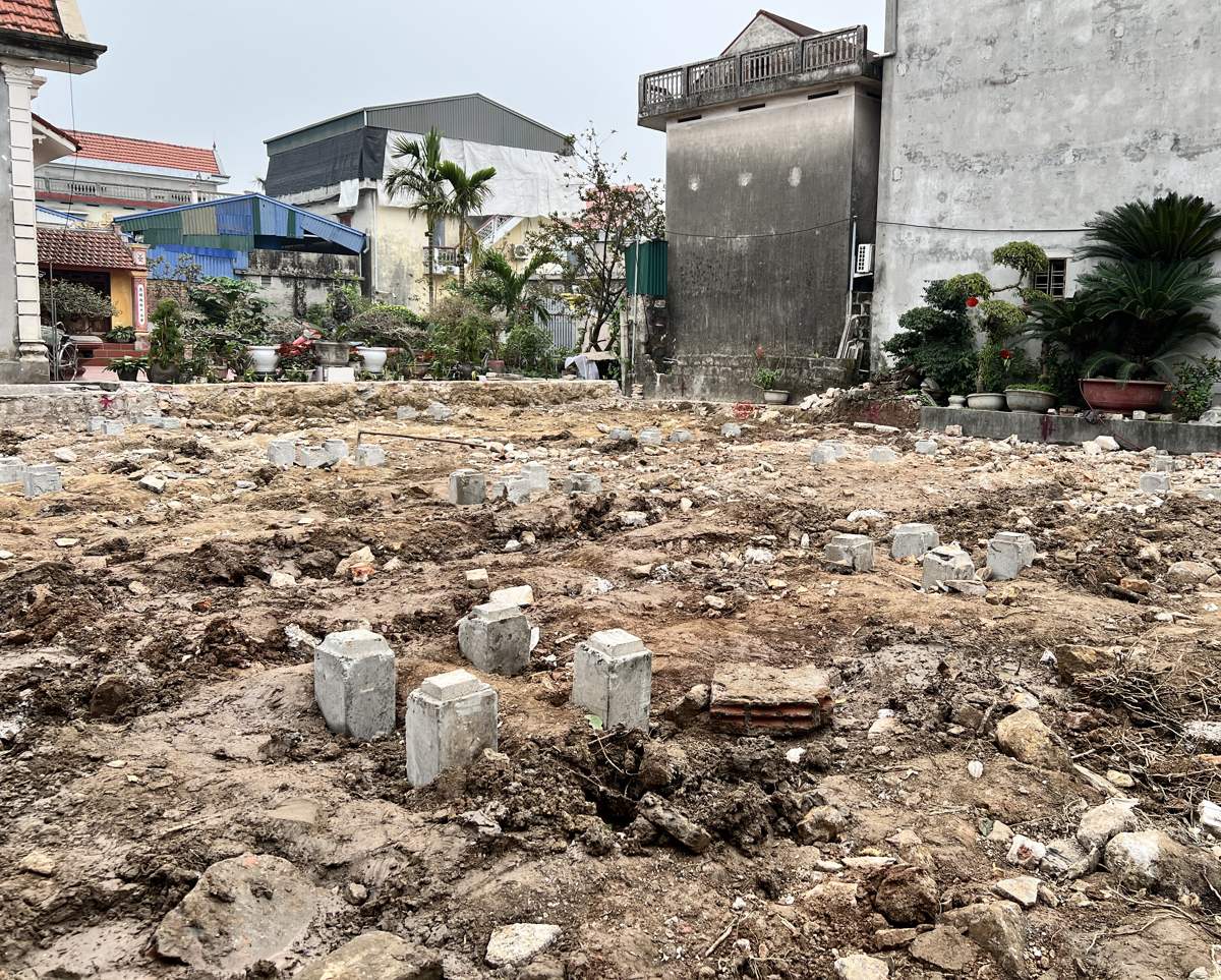Mặt bằng nhà dân sau khi ép cọc xong, nhiều đầu cọc bê tông vuông nhô lên khỏi nền đất trông giống hệt nhau
