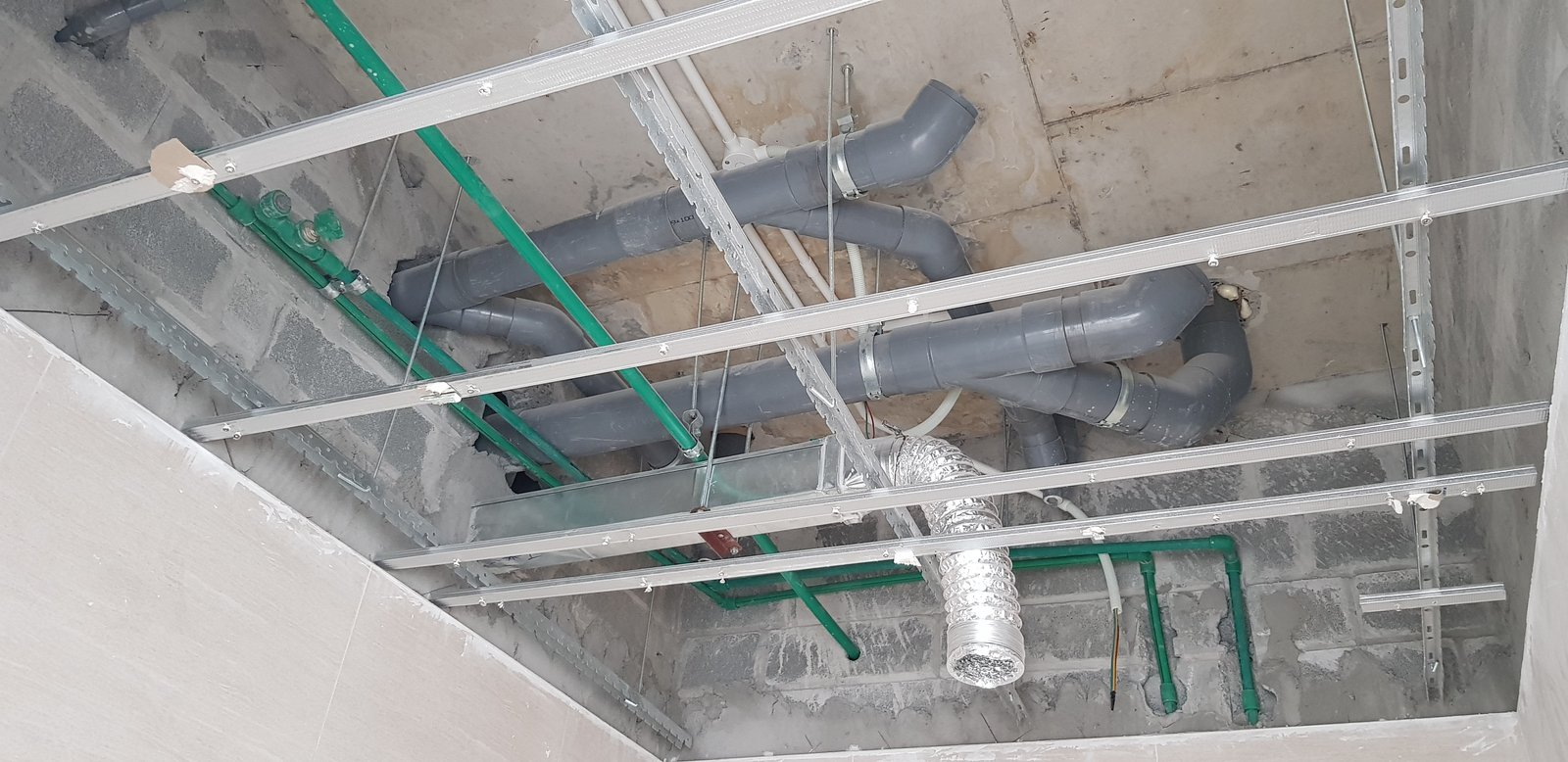 Hệ đường ống cấp thoát nước và dây điện trên trần trước khi đóng trần thạch cao