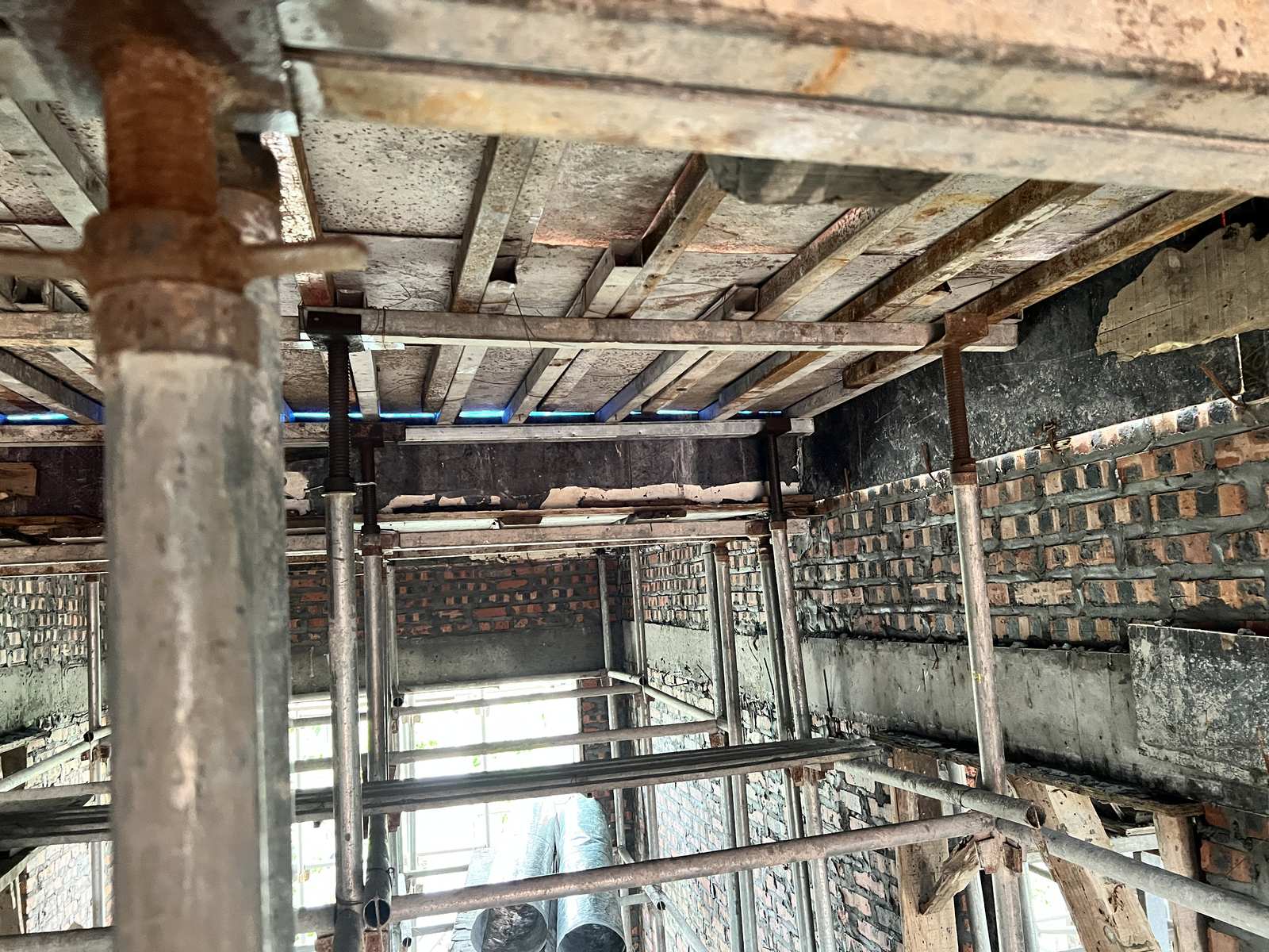 Hệ cây chống và cốp pha sàn nhìn từ dưới lên trong công trình nhà dân