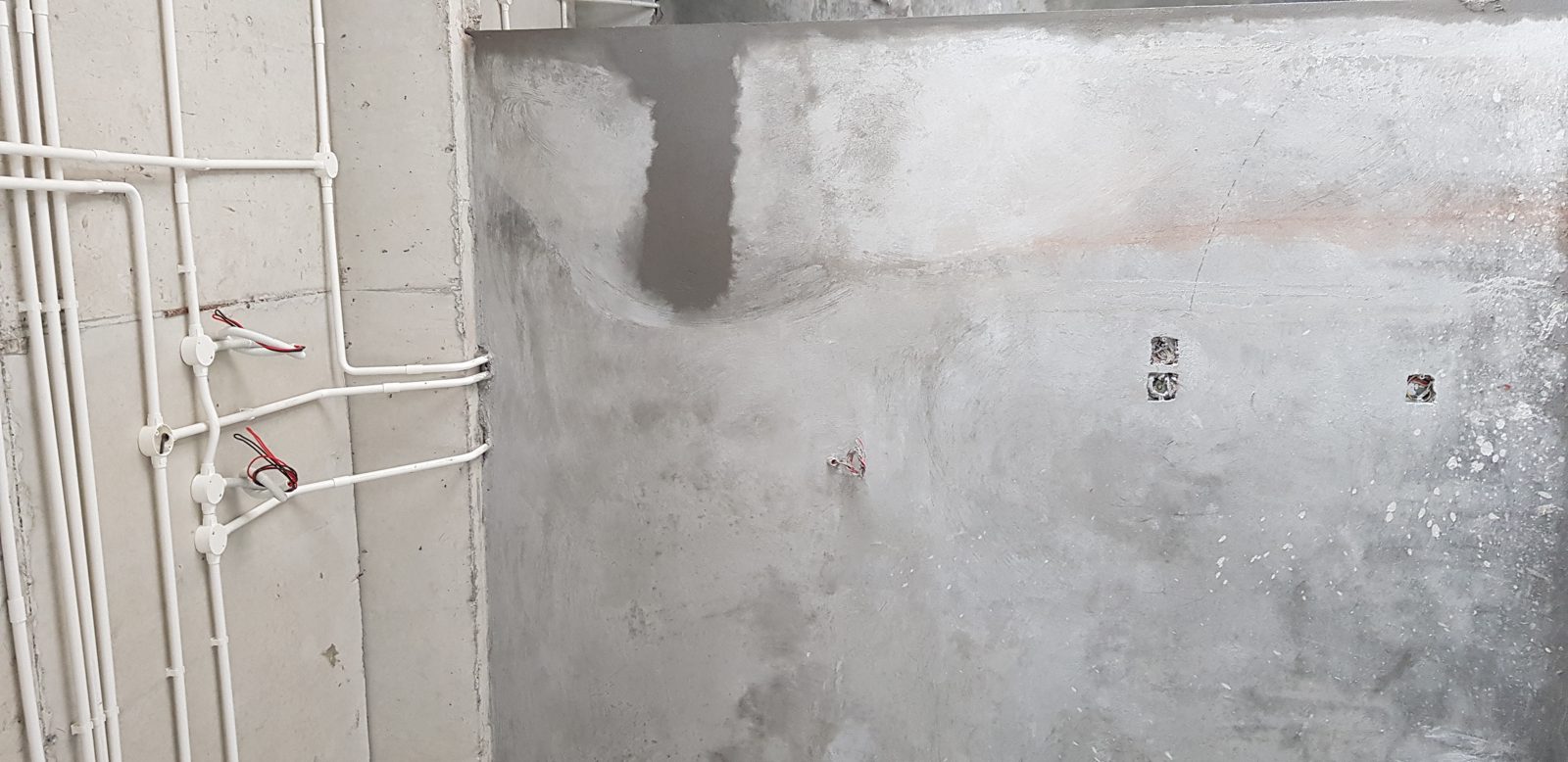 Mặt trát đã hoàn thiện với các đế âm điện chừa sẵn đúng vị trí và tuyến ống ngầm đi trên tường bên cạnh