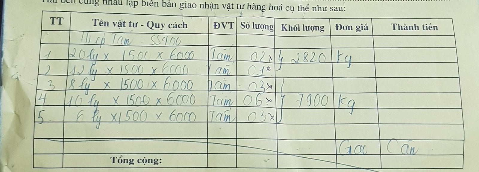 Bảng kê vật tư trong biên bản giao nhận hàng viết tay, có cột tên vật tư và quy cách, đơn vị tính, số lượng và khối lượng, ghi từng loại thép tấm theo dòng