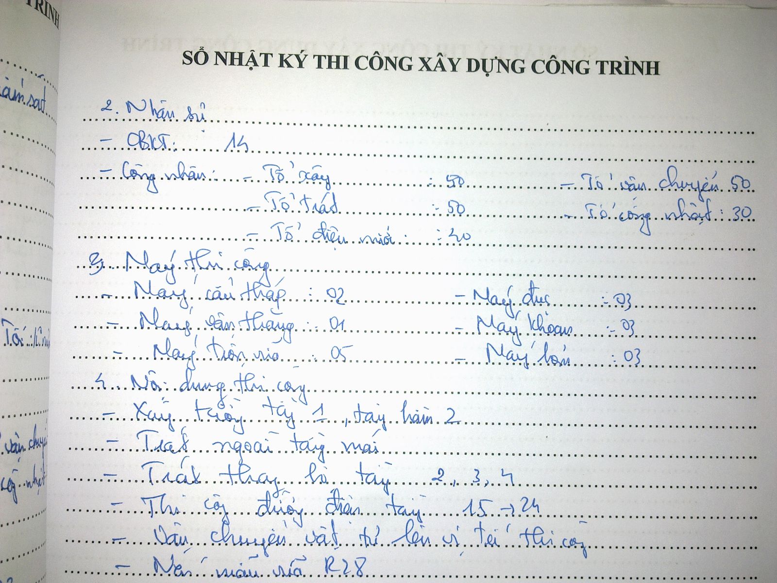 Sổ nhật ký thi công xây dựng công trình viết tay, ghi nhân sự, máy thi công và nội dung thi công trong ngày