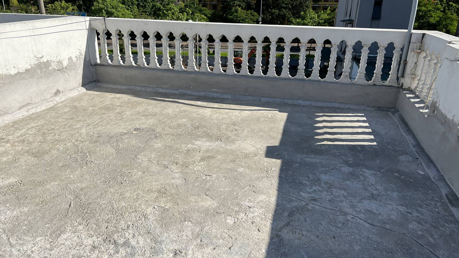 Sàn ban công bê tông chưa chống thấm, chân tường lan can chưa được xử lý