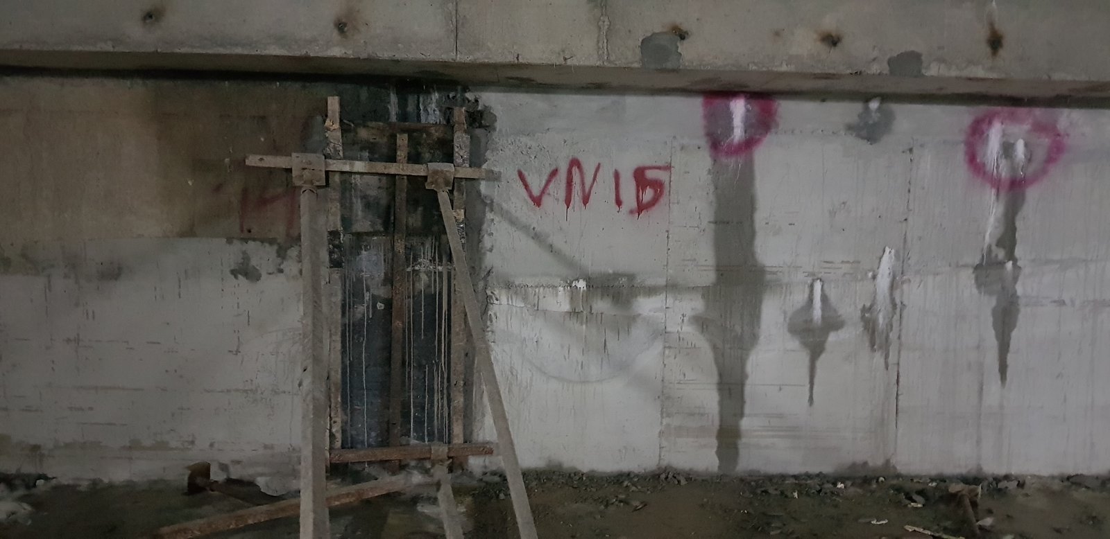 Vệt nước rò chảy trên mặt tường bê tông, các vị trí khuyết tật được khoanh sơn đỏ