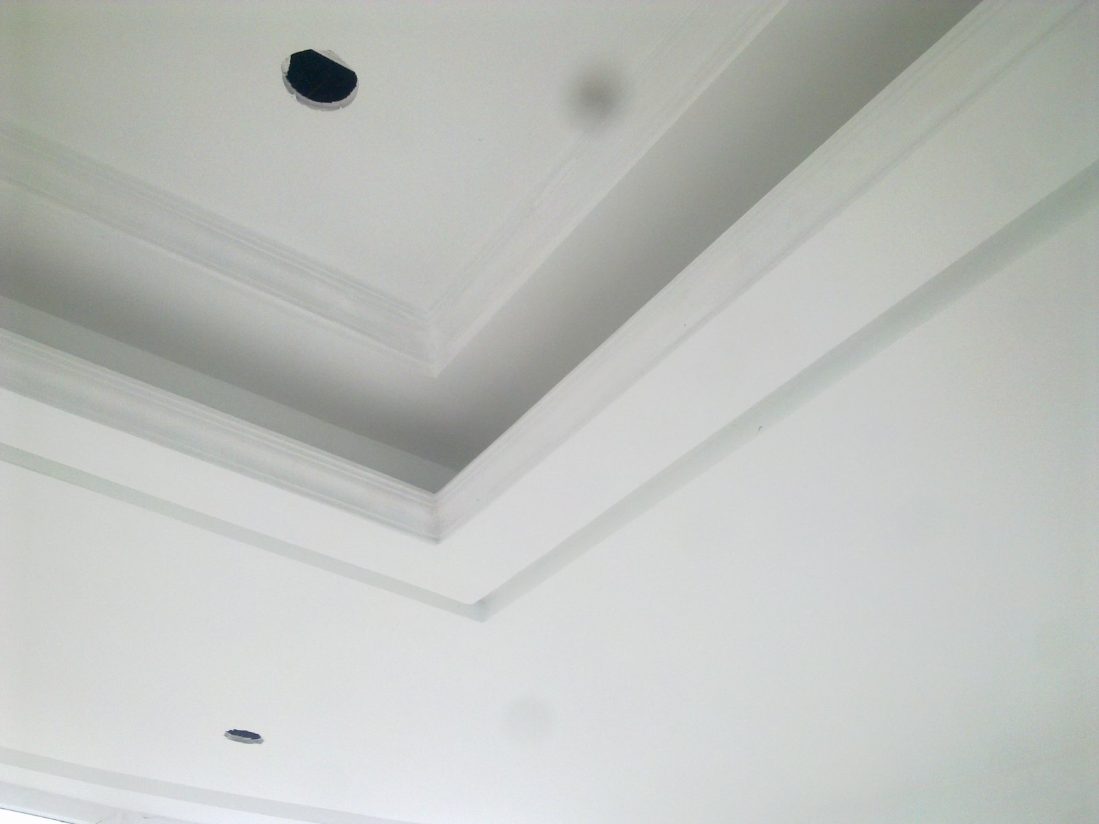 Trần thạch cao giật cấp đã hoàn thiện sơn, các vị trí chờ đèn đã khoét sẵn