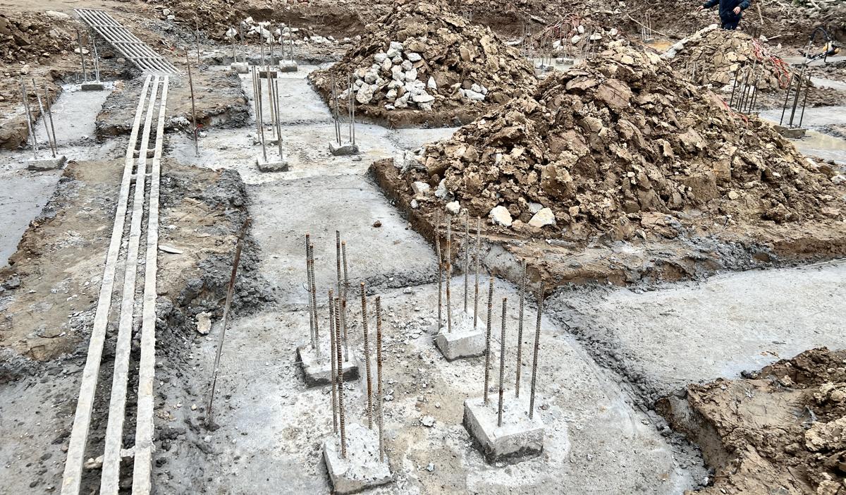 Các nhóm đầu cọc có thép lộ ra nằm trong hố đài và rãnh giằng móng nhà dân đã đổ lót, đất đào chất đống bên cạnh