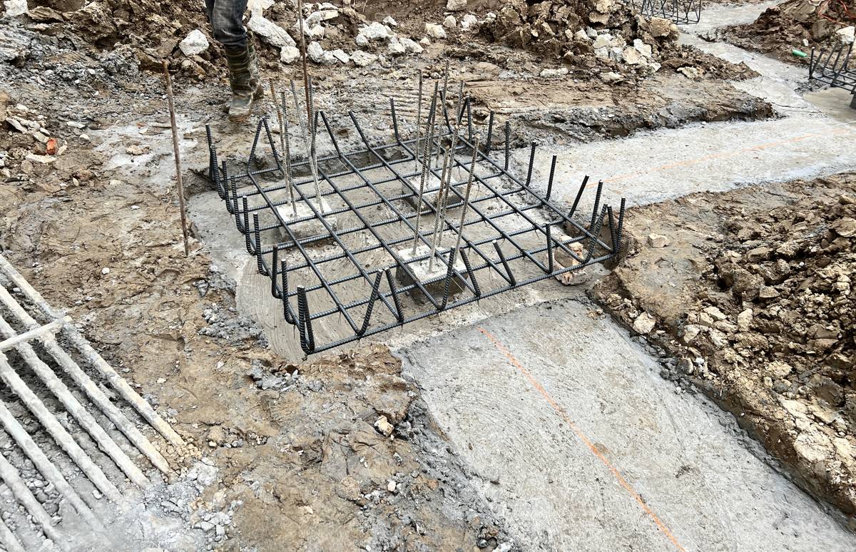Thép lộ ra từ đầu cọc xuyên qua lưới thép đài móng nhà dân vừa đặt lên lớp lót